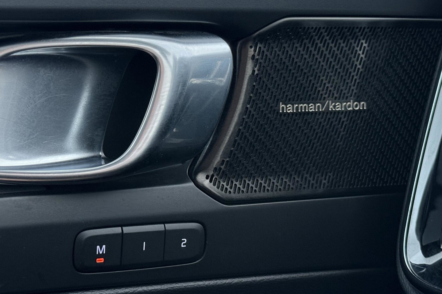 Volvo XC40 2.0 T4 Momentum | Harman/Kardon | Panoramadak | 360° Camera | Trekhaak | BLIS | Camera