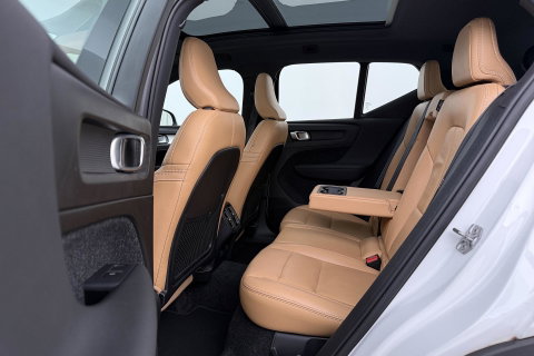 Volvo XC40 2.0 T4 Momentum | Harman/Kardon | Panoramadak | 360° Camera | Trekhaak | BLIS | Camera