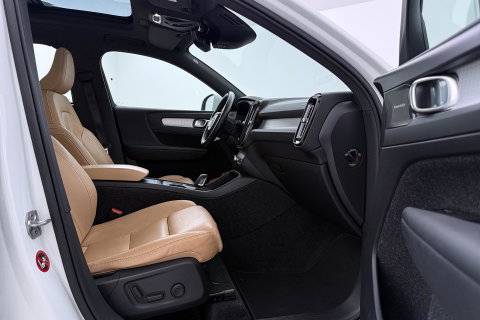 Volvo XC40 2.0 T4 Momentum | Harman/Kardon | Panoramadak | 360° Camera | Trekhaak | BLIS | Camera