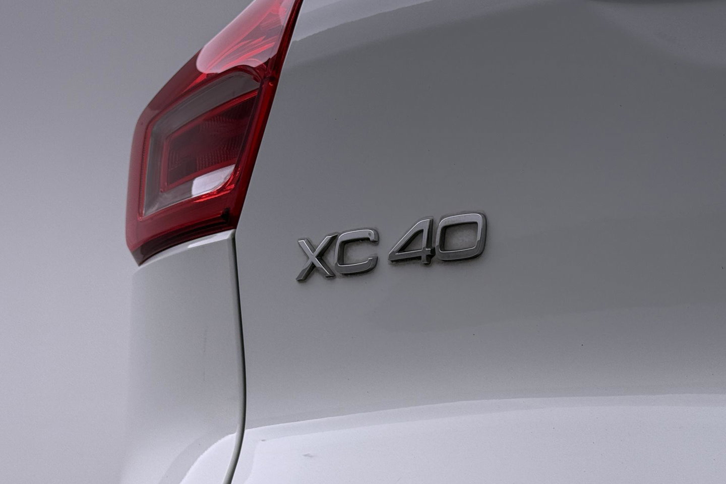 Volvo XC40 2.0 T4 Momentum | Harman/Kardon | Panoramadak | 360° Camera | Trekhaak | BLIS | Camera