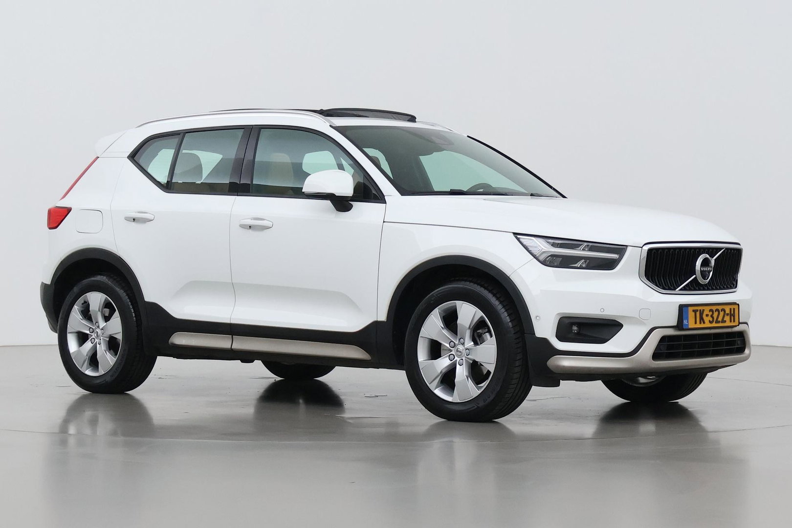 Volvo XC40 2.0 T4 Momentum | Harman/Kardon | Panoramadak | 360° Camera | Trekhaak | BLIS | Camera