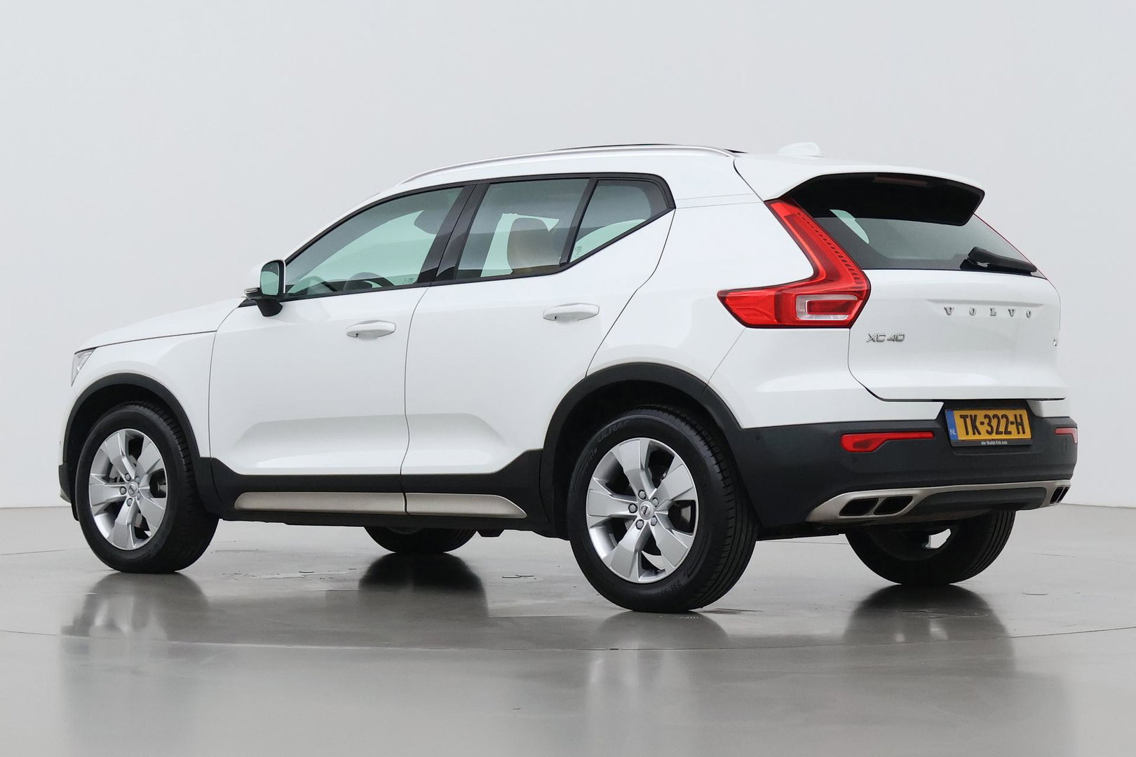 Volvo XC40 2.0 T4 Momentum | Harman/Kardon | Panoramadak | 360° Camera | Trekhaak | BLIS | Camera