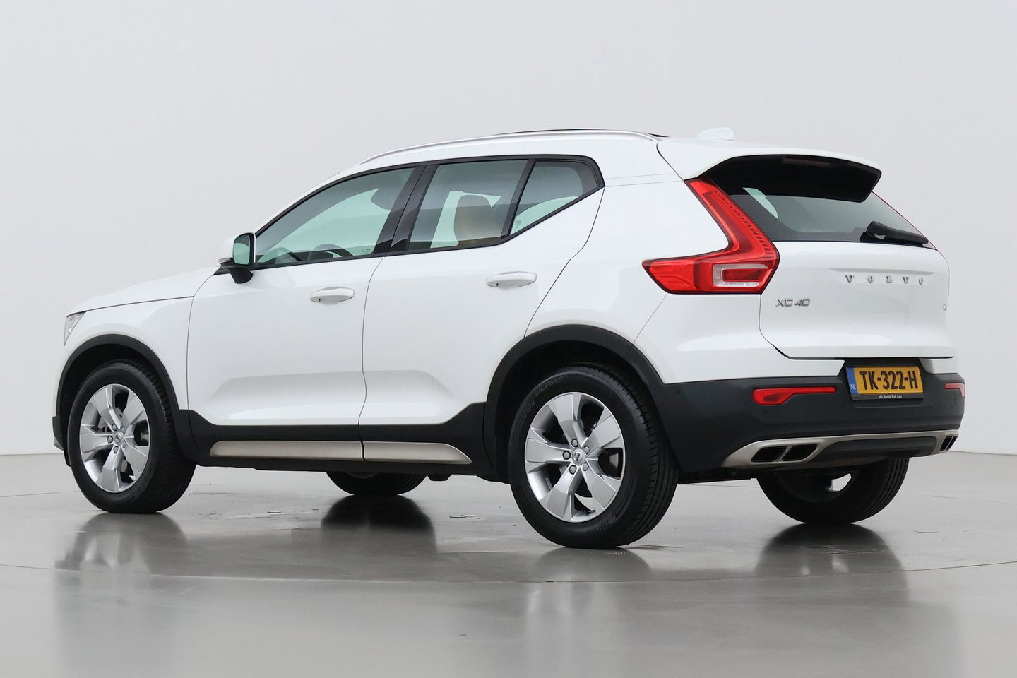 Volvo XC40 2.0 T4 Momentum | Harman/Kardon | Panoramadak | 360° Camera | Trekhaak | BLIS | Camera