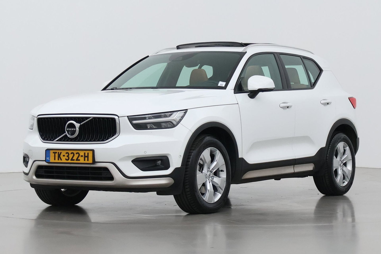 Volvo XC40 2.0 T4 Momentum | Harman/Kardon | Panoramadak | 360° Camera | Trekhaak | BLIS | Camera