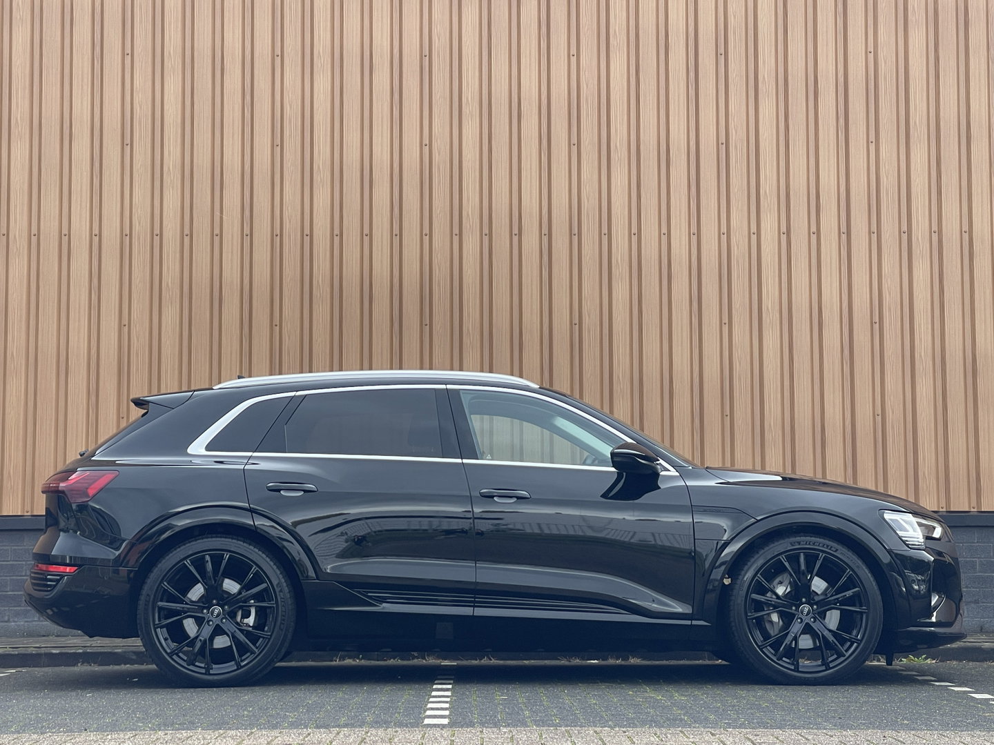 Audi Q8 e-tron 50 quattro Advanced Edition 95 kWh | Head-Up Display | Elektrische Stoelen + Geheugen |  Apple Carplay | Android Auto | Luchtvering | Adaptieve Cruise Control | Navigatie | Stoelverwarming |