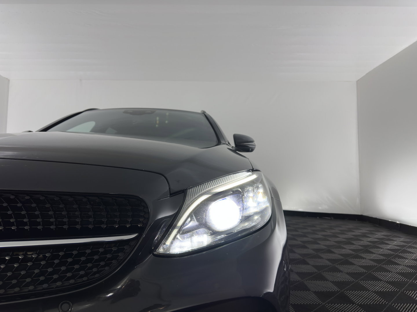 Mercedes-Benz C-Klasse Estate 300 e Business Solution AMG-Limited (Plug-in) {SoH-97%} (INCL-BTW) Aut. *LEATHER-ALCANTARA | MULTIBEAM-LED | NAVI-FULLMAP | TOPVIEW | DAB | CARPLAY | DIGI-COCKPIT | HEATED-SPORTSEATS | KEYLESS | PRIVACY-GLASS | SHIFTPADDLES | TOWBAR | 18"