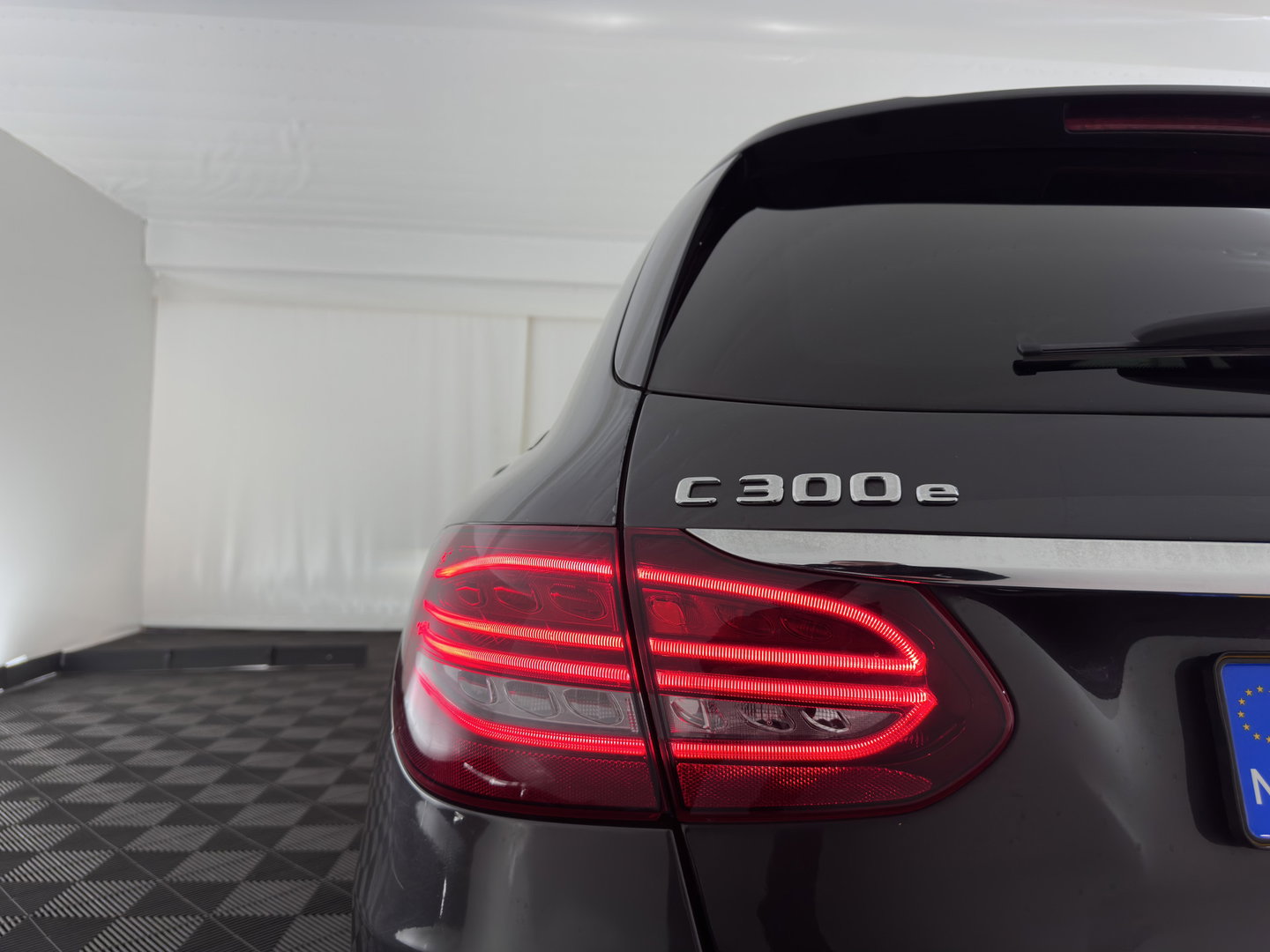 Mercedes-Benz C-Klasse Estate 300 e Business Solution AMG-Limited (Plug-in) {SoH-97%} (INCL-BTW) Aut. *LEATHER-ALCANTARA | MULTIBEAM-LED | NAVI-FULLMAP | TOPVIEW | DAB | CARPLAY | DIGI-COCKPIT | HEATED-SPORTSEATS | KEYLESS | PRIVACY-GLASS | SHIFTPADDLES | TOWBAR | 18"