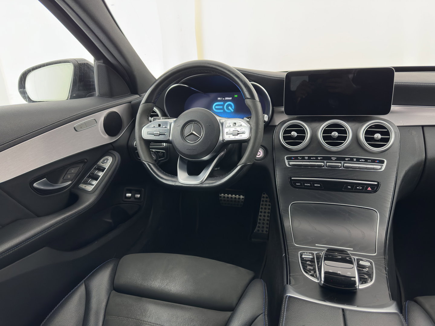 Mercedes-Benz C-Klasse Estate 300 e Business Solution AMG-Limited (Plug-in) {SoH-97%} (INCL-BTW) Aut. *LEATHER-ALCANTARA | MULTIBEAM-LED | NAVI-FULLMAP | TOPVIEW | DAB | CARPLAY | DIGI-COCKPIT | HEATED-SPORTSEATS | KEYLESS | PRIVACY-GLASS | SHIFTPADDLES | TOWBAR | 18"