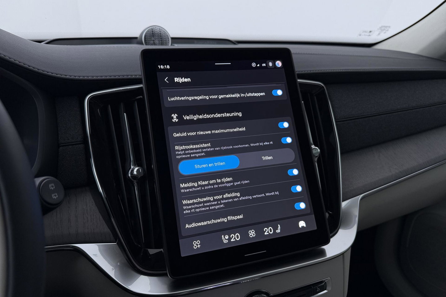 Volvo XC90 T8 Ultra Dark | HEICO | Luchtvering | Stoelventilatie | Panoramadak | 22 inch