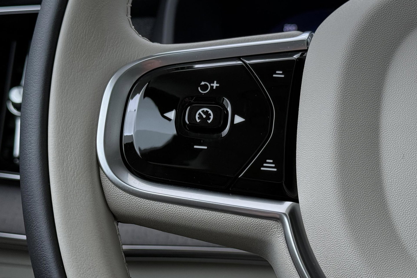 Volvo XC90 T8 Ultra Dark | HEICO | Luchtvering | Stoelventilatie | Panoramadak | 22 inch