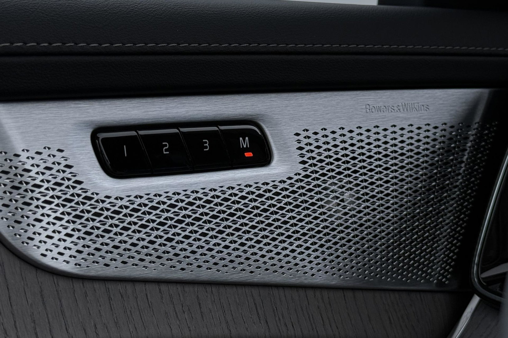 Volvo XC90 T8 Ultra Dark | HEICO | Luchtvering | Stoelventilatie | Panoramadak | 22 inch