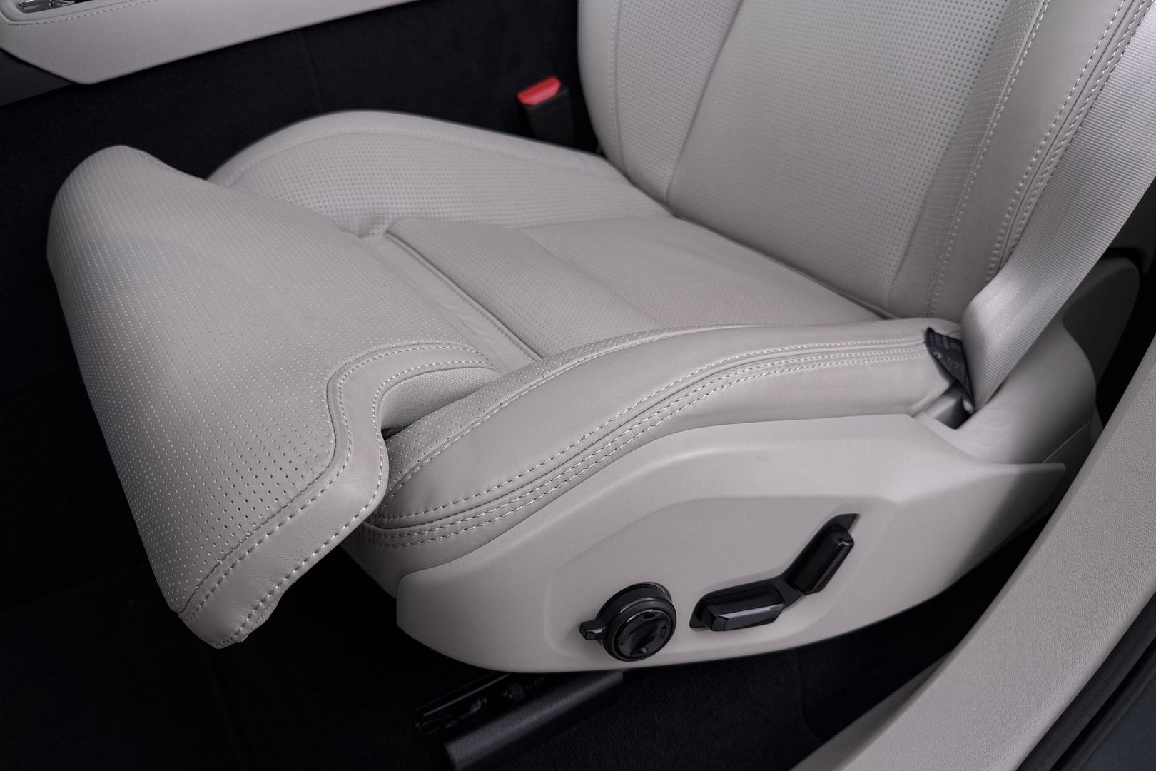 Volvo XC90 T8 Ultra Dark | HEICO | Luchtvering | Stoelventilatie | Panoramadak | 22 inch