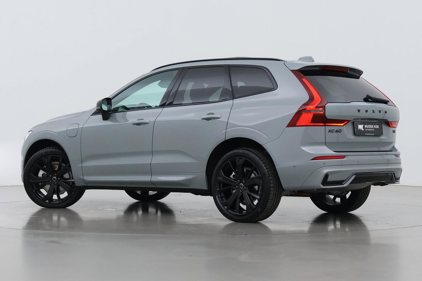 Volvo XC60 T8 Plus Black Edition | Harman/Kardon | Pilot Assist | Panoramadak | 360° Camera | Head-Up | Stoel+Stuurverwarming | 21 Inch