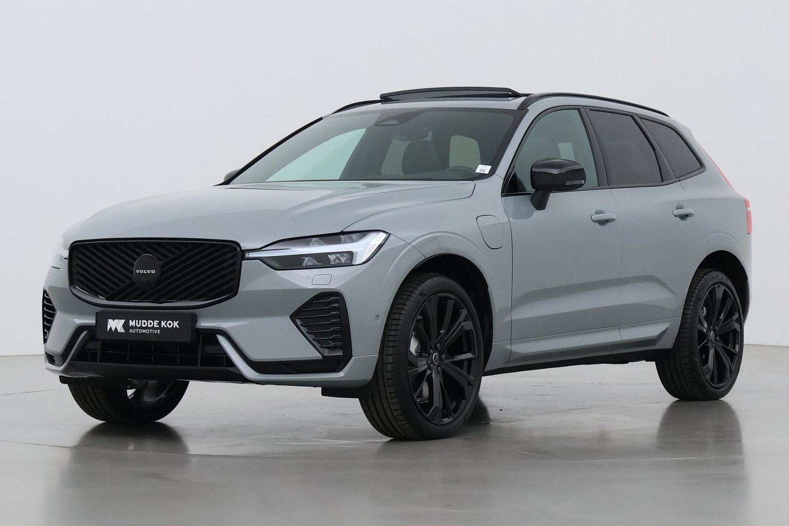Volvo XC60 T8 Plus Black Edition | Harman/Kardon | Pilot Assist | Panoramadak | 360° Camera | Head-Up | Stoel+Stuurverwarming | 21 Inch