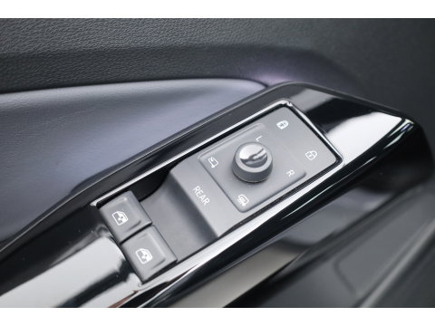 Volkswagen ID.4 Pro 77 kWh SOH 95% | RIJKLAAR!! | SOH 95% | Adapt. Cruise | CarPlay | Stoelverw. | Navi | Camera | PDC V+A