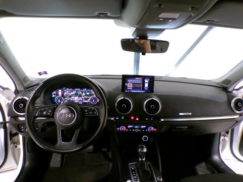 Audi A3 Sportback 1.4 e-tron Sport Pro Line plus Apple-Carplay Stoelverwarming Full-LED Android-Auto Parkeersensoren Navigatie