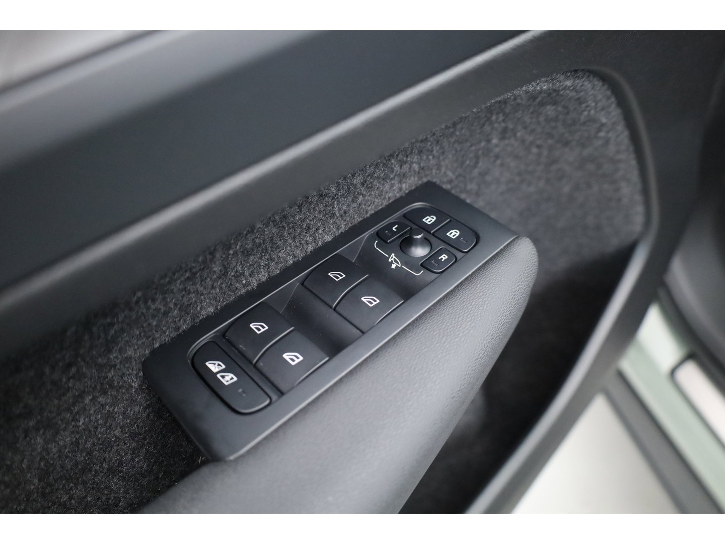 Volvo XC40 Single Motor Extended Range Plus 82 kWh | SOH 99% | Rijklaar! | Adapt. Cruise | Dodehoek | Trekhaak 1500kg! | Stoel- Stuurverw. |