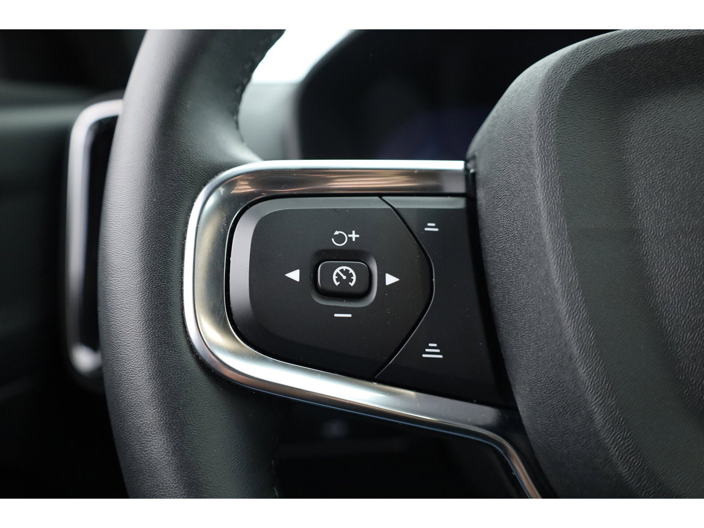 Volvo XC40 Single Motor Extended Range Plus 82 kWh | SOH 99% | Rijklaar! | Adapt. Cruise | Dodehoek | Trekhaak 1500kg! | Stoel- Stuurverw. |