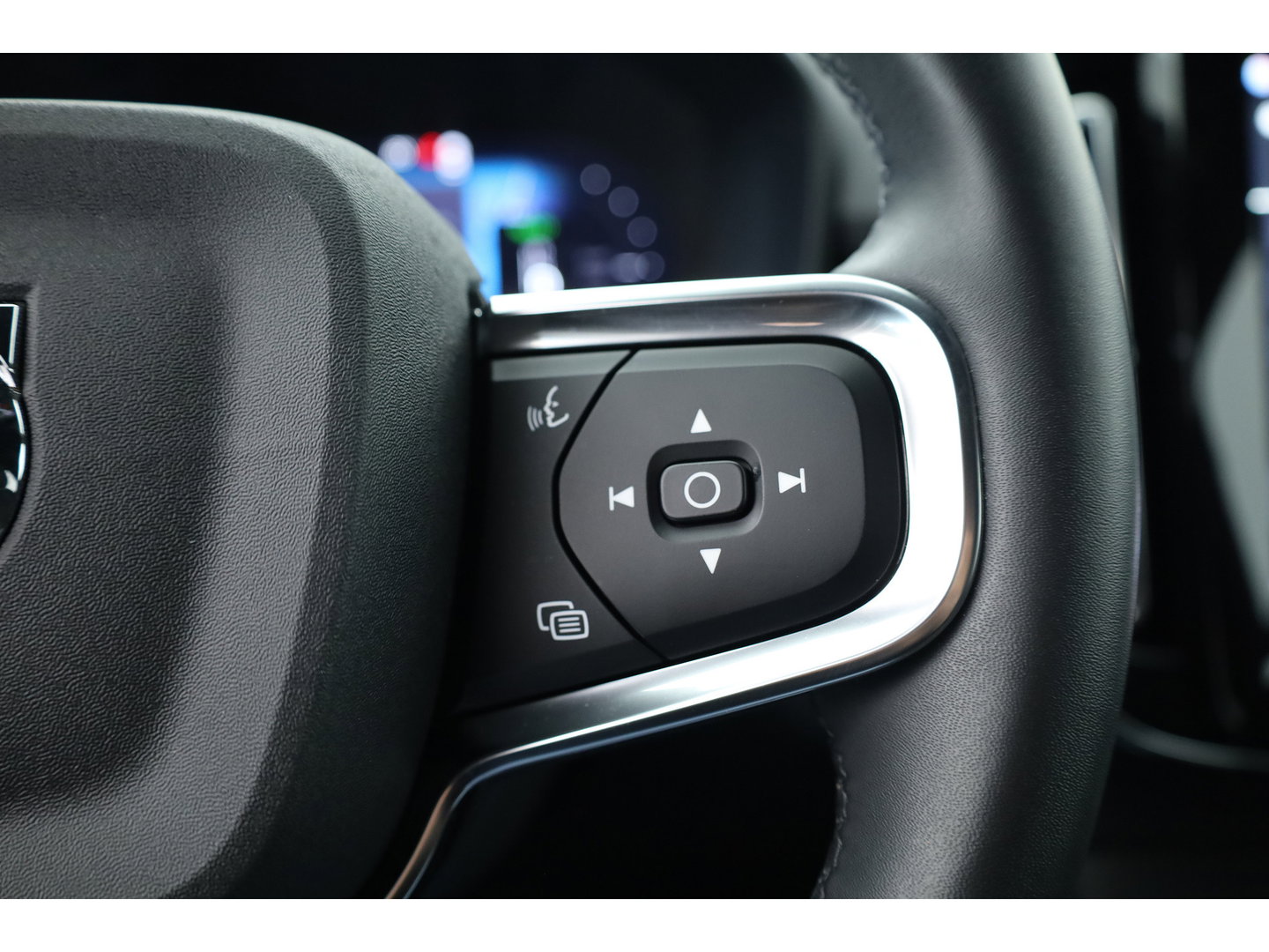 Volvo XC40 Single Motor Extended Range Plus 82 kWh | SOH 99% | Rijklaar! | Adapt. Cruise | Dodehoek | Trekhaak 1500kg! | Stoel- Stuurverw. |