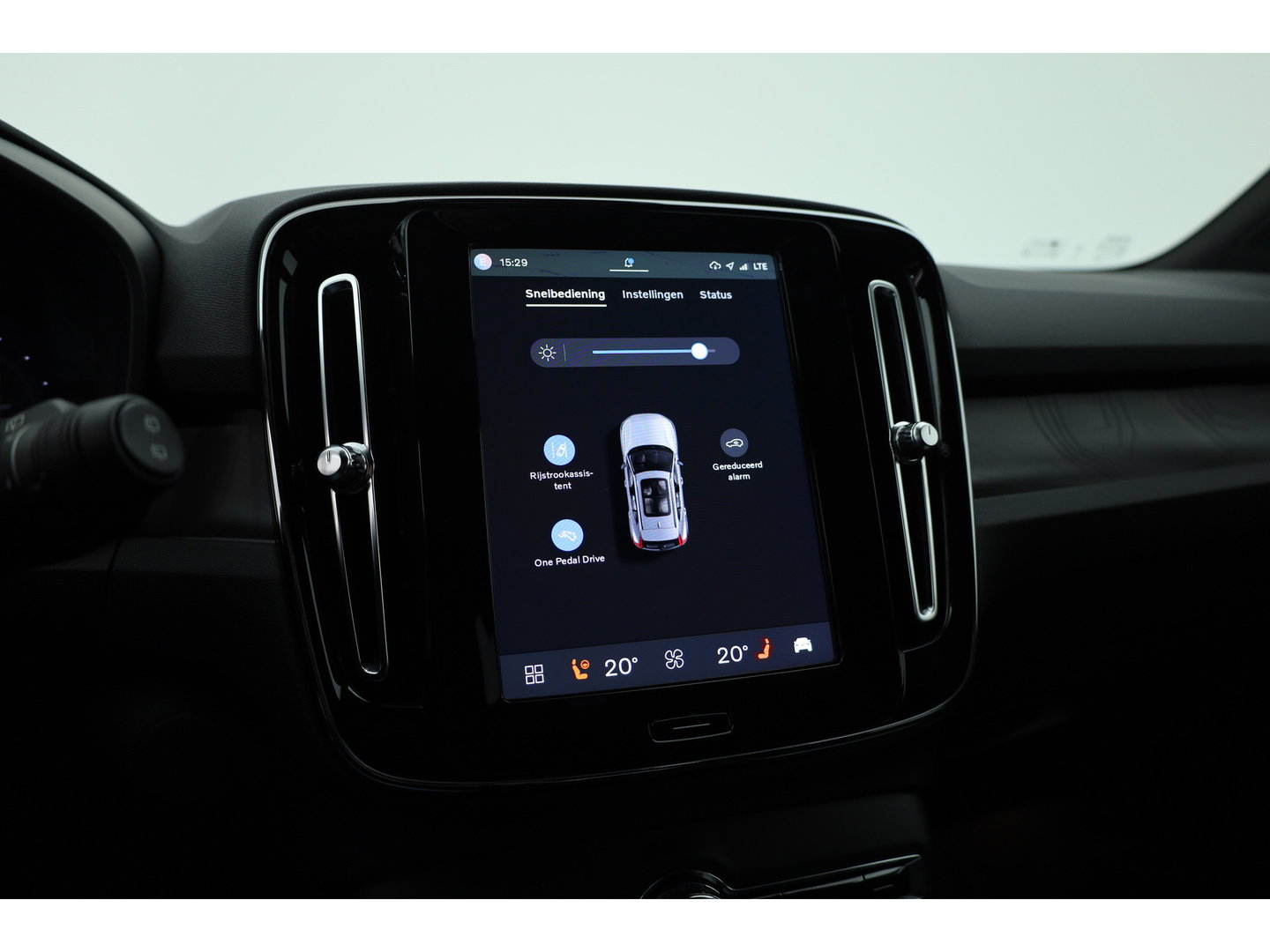Volvo XC40 Single Motor Extended Range Plus 82 kWh | SOH 99% | Rijklaar! | Adapt. Cruise | Dodehoek | Trekhaak 1500kg! | Stoel- Stuurverw. |