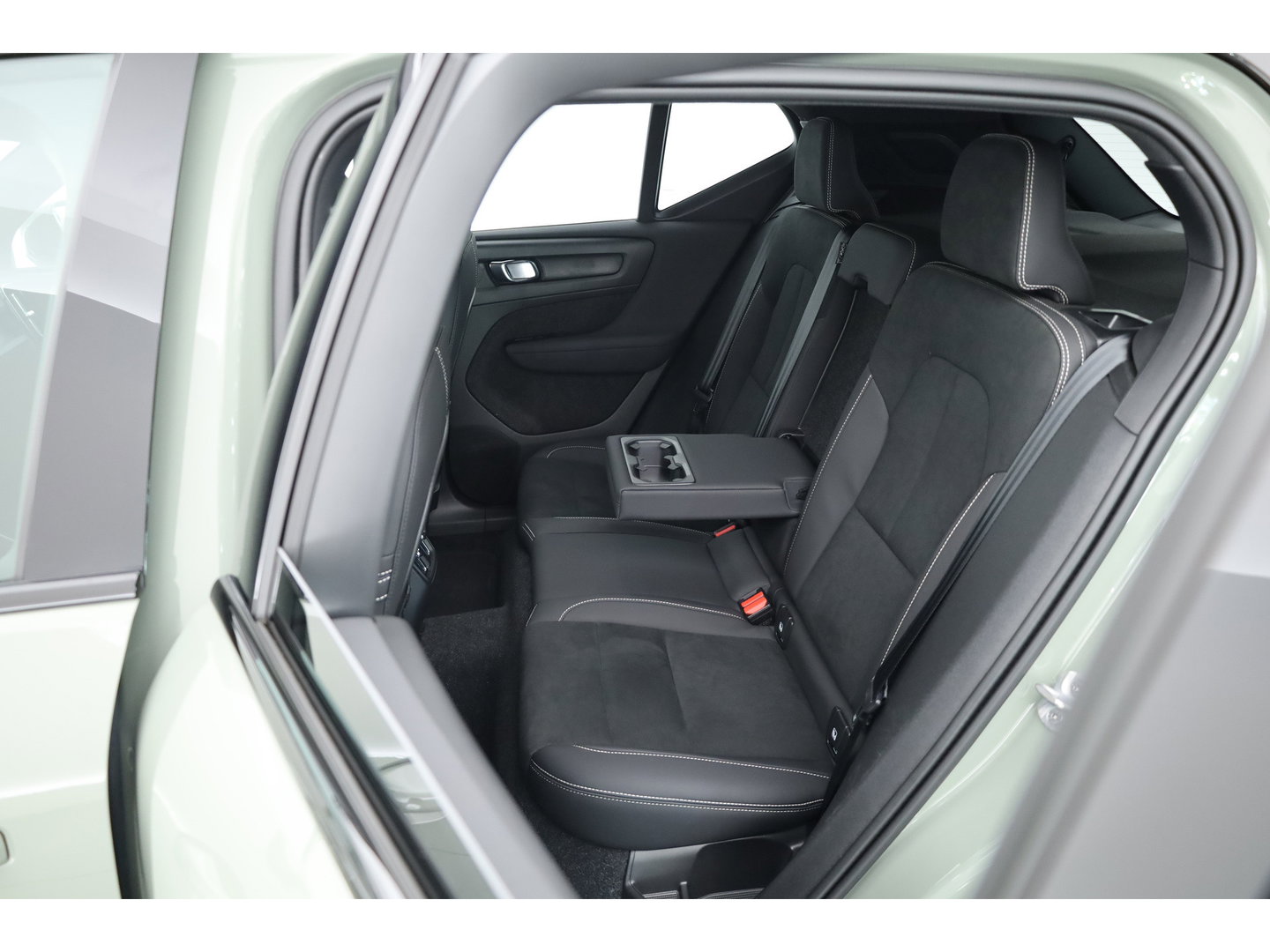 Volvo XC40 Single Motor Extended Range Plus 82 kWh | SOH 99% | Rijklaar! | Adapt. Cruise | Dodehoek | Trekhaak 1500kg! | Stoel- Stuurverw. |