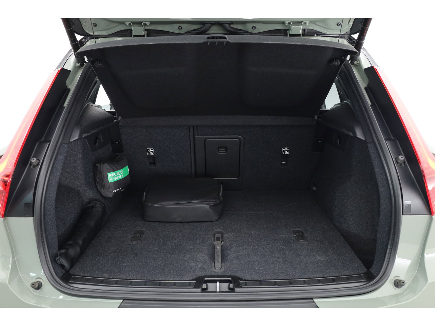 Volvo XC40 Single Motor Extended Range Plus 82 kWh | SOH 99% | Rijklaar! | Adapt. Cruise | Dodehoek | Trekhaak 1500kg! | Stoel- Stuurverw. |