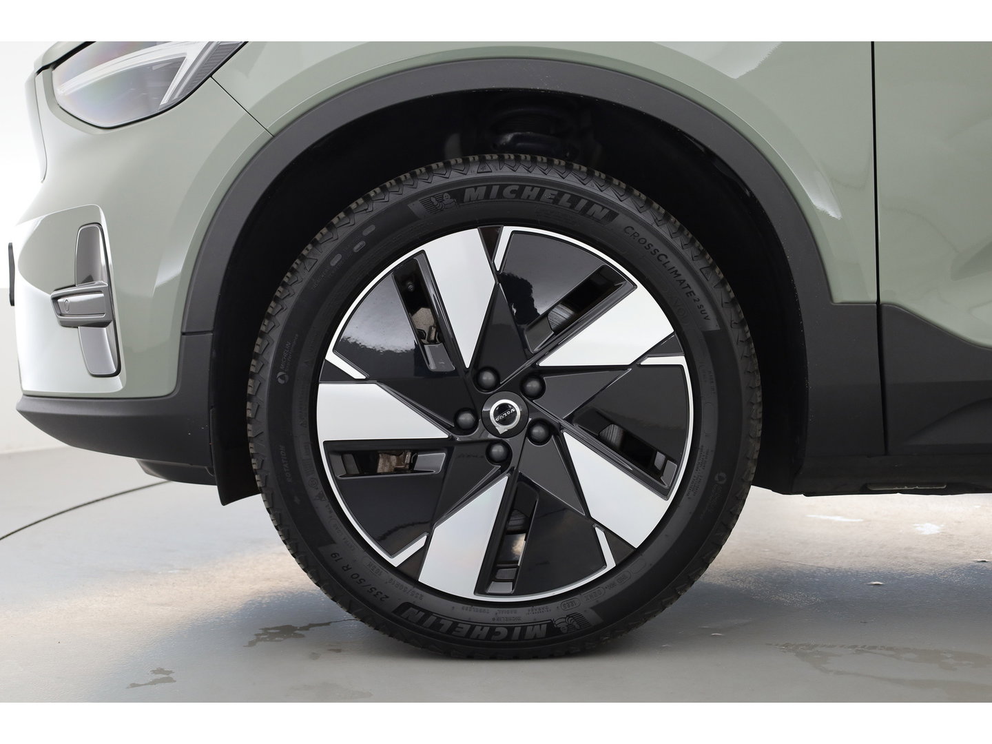 Volvo XC40 Single Motor Extended Range Plus 82 kWh | SOH 99% | Rijklaar! | Adapt. Cruise | Dodehoek | Trekhaak 1500kg! | Stoel- Stuurverw. |