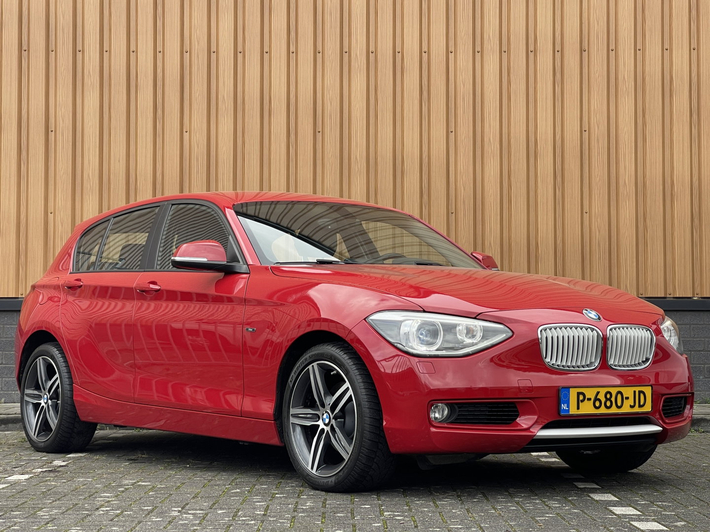 BMW 1-serie 118i High Executive | Stoelverwarming | Parkeersensoren Achter | Stop/Start systeem | Bluetooth |