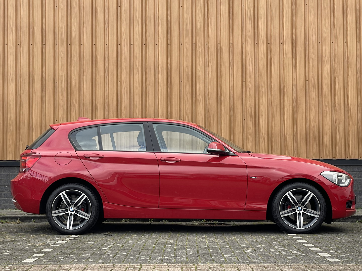BMW 1-serie 118i High Executive | Stoelverwarming | Parkeersensoren Achter | Stop/Start systeem | Bluetooth |