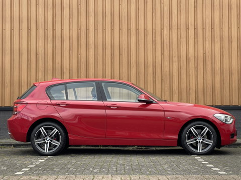BMW 1-serie 118i High Executive | Stoelverwarming | Parkeersensoren Achter | Stop/Start systeem | Bluetooth |