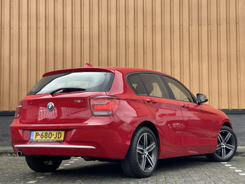 BMW 1-serie 118i High Executive | Stoelverwarming | Parkeersensoren Achter | Stop/Start systeem | Bluetooth |