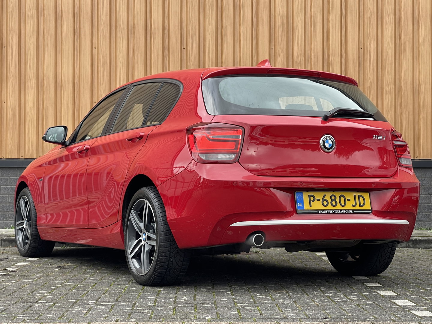 BMW 1-serie 118i High Executive | Stoelverwarming | Parkeersensoren Achter | Stop/Start systeem | Bluetooth |