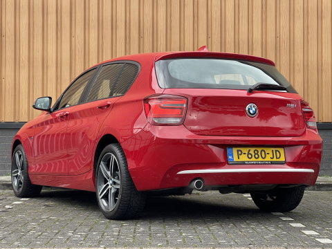 BMW 1-serie 118i High Executive | Stoelverwarming | Parkeersensoren Achter | Stop/Start systeem | Bluetooth |