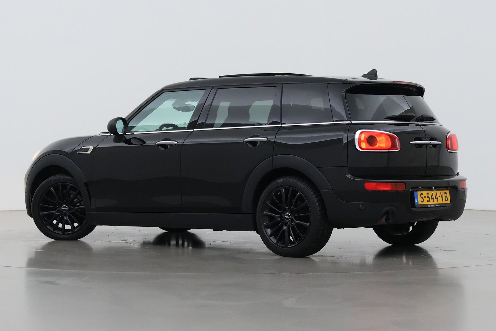 MINI Clubman 1.5 One D Chili Serious Business | Panoramadak | Automaat | Navigatie | Cruise Control | Airco | PDC | MINI Connected