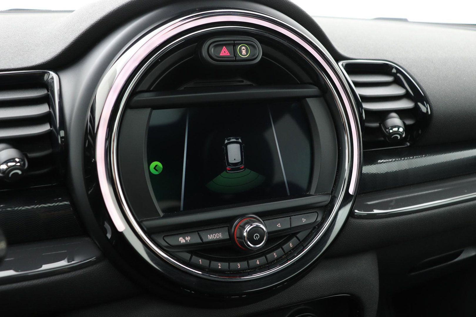 MINI Clubman 1.5 One D Chili Serious Business | Panoramadak | Automaat | Navigatie | Cruise Control | Airco | PDC | MINI Connected