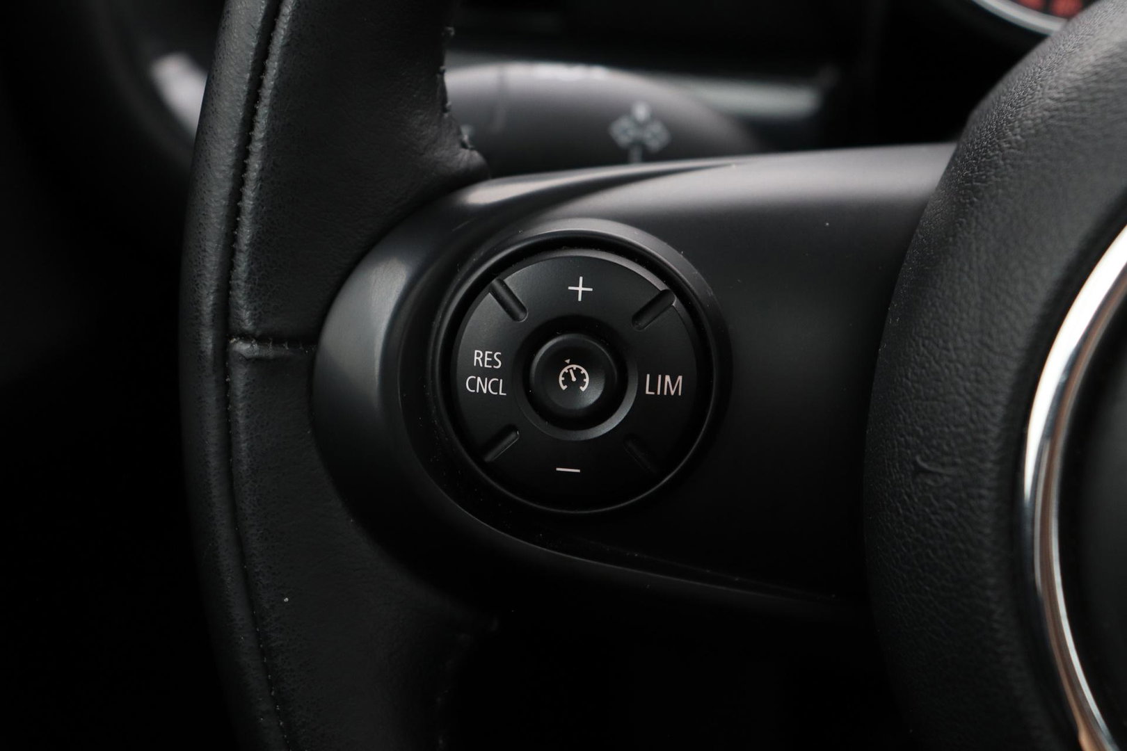 MINI Clubman 1.5 One D Chili Serious Business | Panoramadak | Automaat | Navigatie | Cruise Control | Airco | PDC | MINI Connected