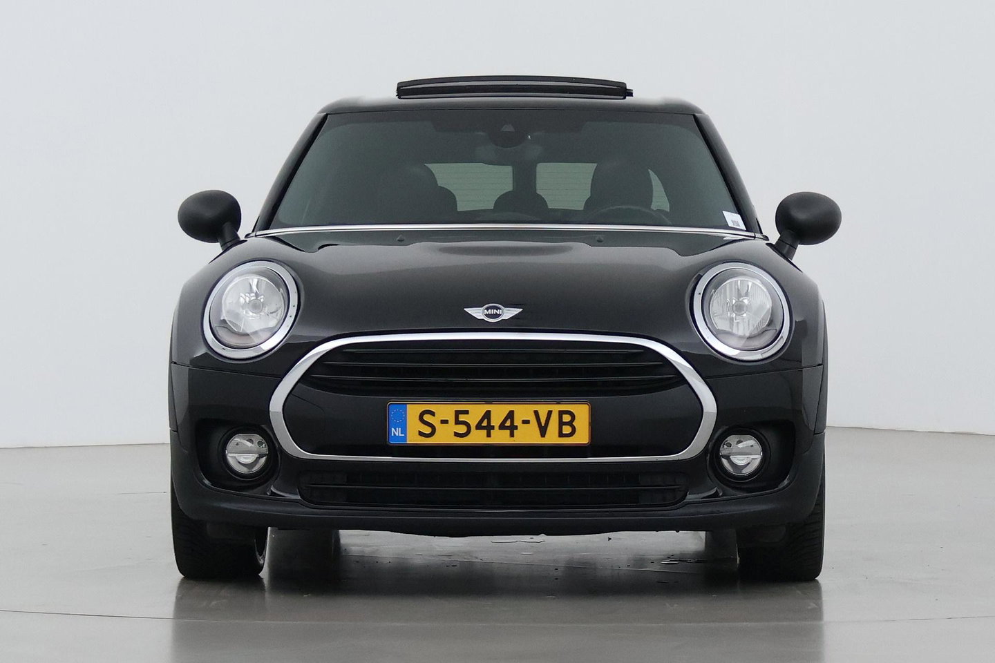 MINI Clubman 1.5 One D Chili Serious Business | Panoramadak | Automaat | Navigatie | Cruise Control | Airco | PDC | MINI Connected