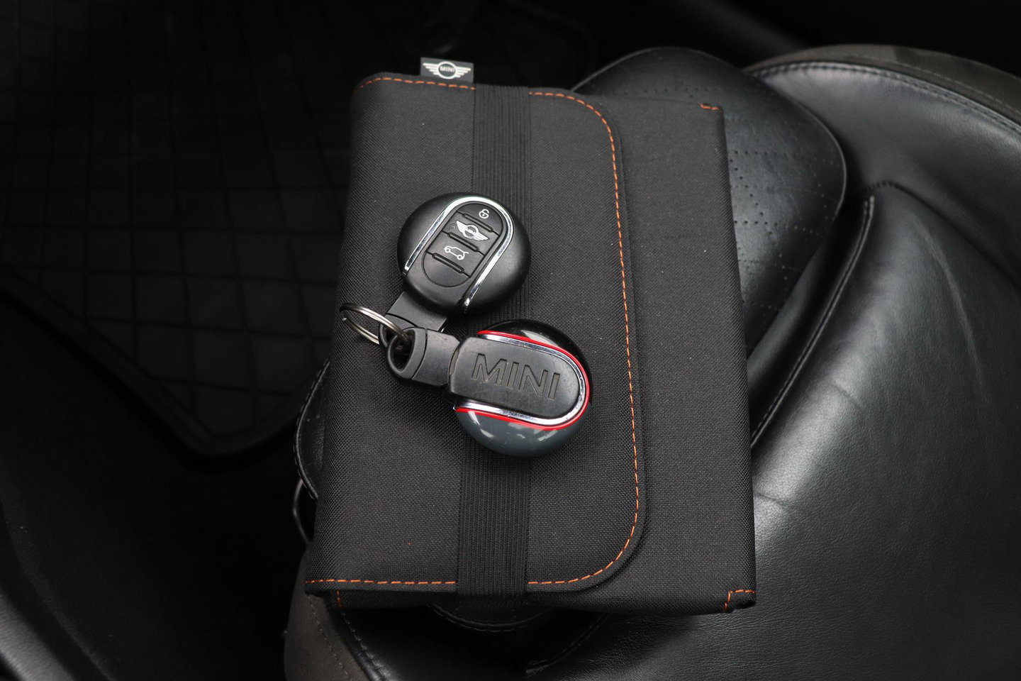 MINI Clubman 1.5 One D Chili Serious Business | Panoramadak | Automaat | Navigatie | Cruise Control | Airco | PDC | MINI Connected