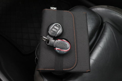 MINI Clubman 1.5 One D Chili Serious Business | Panoramadak | Automaat | Navigatie | Cruise Control | Airco | PDC | MINI Connected