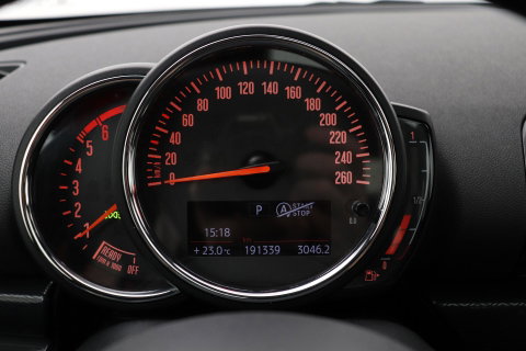MINI Clubman 1.5 One D Chili Serious Business | Panoramadak | Automaat | Navigatie | Cruise Control | Airco | PDC | MINI Connected