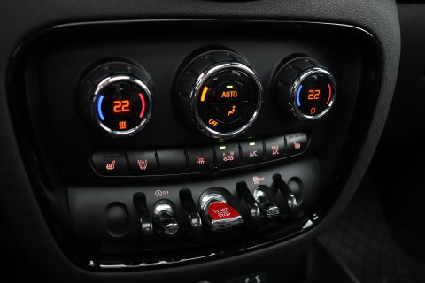 MINI Clubman 1.5 One D Chili Serious Business | Panoramadak | Automaat | Navigatie | Cruise Control | Airco | PDC | MINI Connected