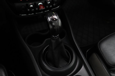 MINI Clubman 1.5 One D Chili Serious Business | Panoramadak | Automaat | Navigatie | Cruise Control | Airco | PDC | MINI Connected