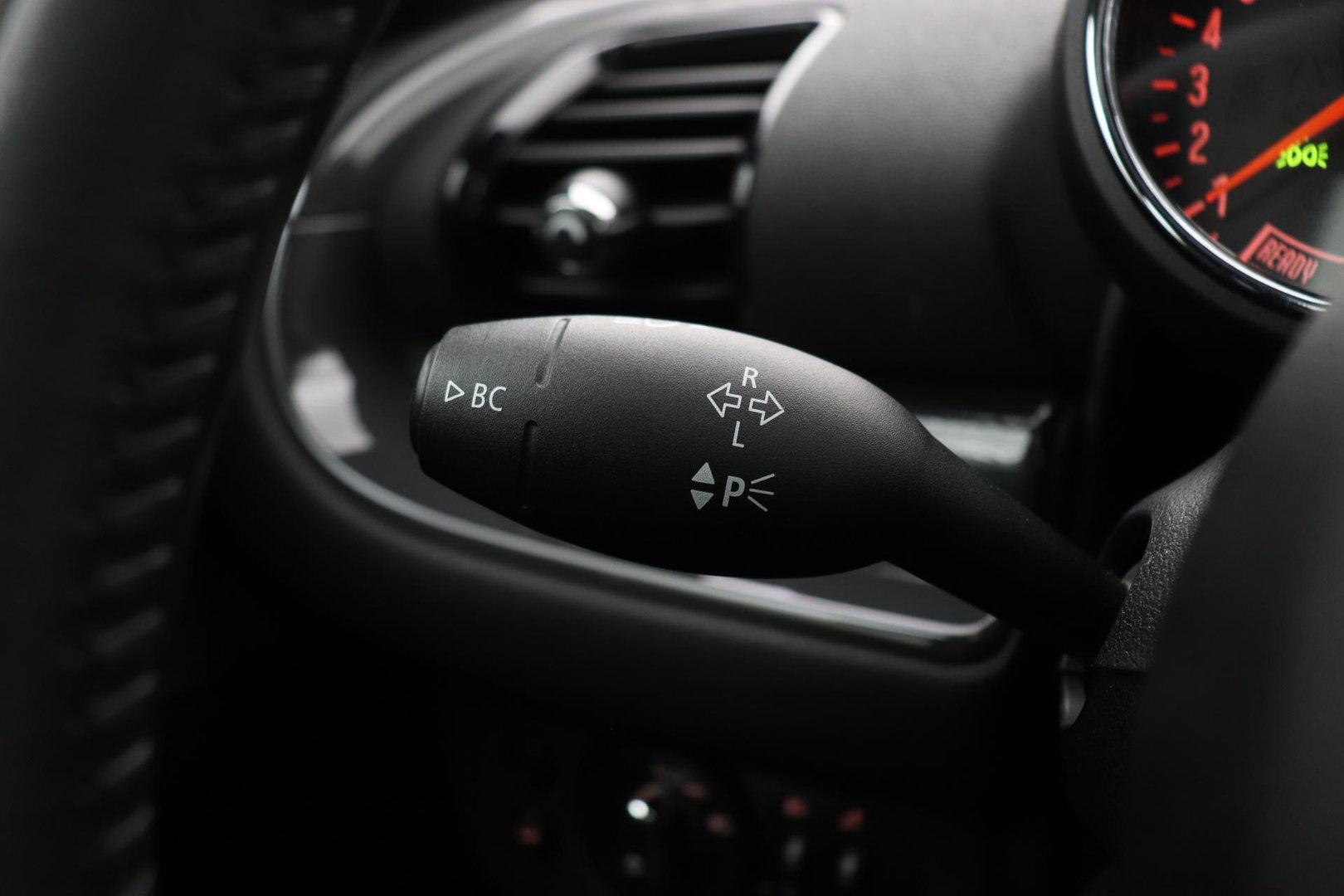 MINI Clubman 1.5 One D Chili Serious Business | Panoramadak | Automaat | Navigatie | Cruise Control | Airco | PDC | MINI Connected