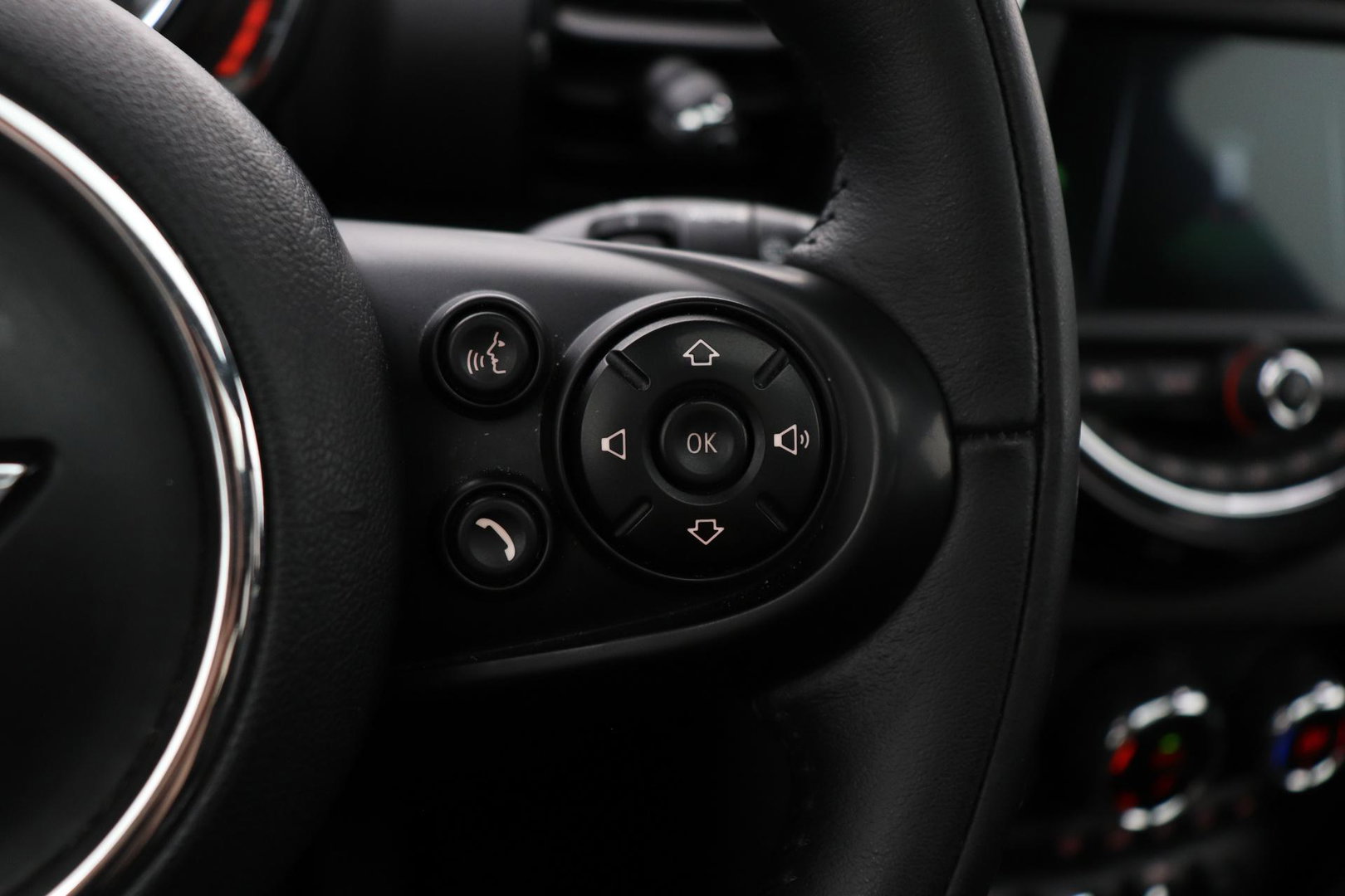 MINI Clubman 1.5 One D Chili Serious Business | Panoramadak | Automaat | Navigatie | Cruise Control | Airco | PDC | MINI Connected