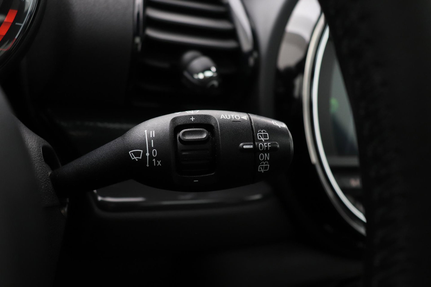 MINI Clubman 1.5 One D Chili Serious Business | Panoramadak | Automaat | Navigatie | Cruise Control | Airco | PDC | MINI Connected