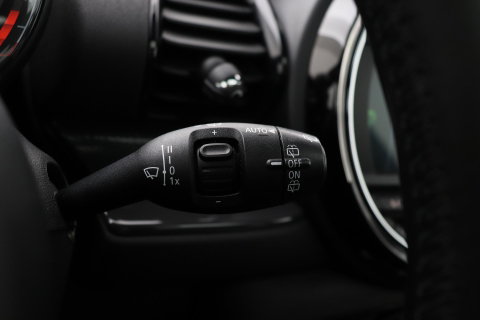 MINI Clubman 1.5 One D Chili Serious Business | Panoramadak | Automaat | Navigatie | Cruise Control | Airco | PDC | MINI Connected