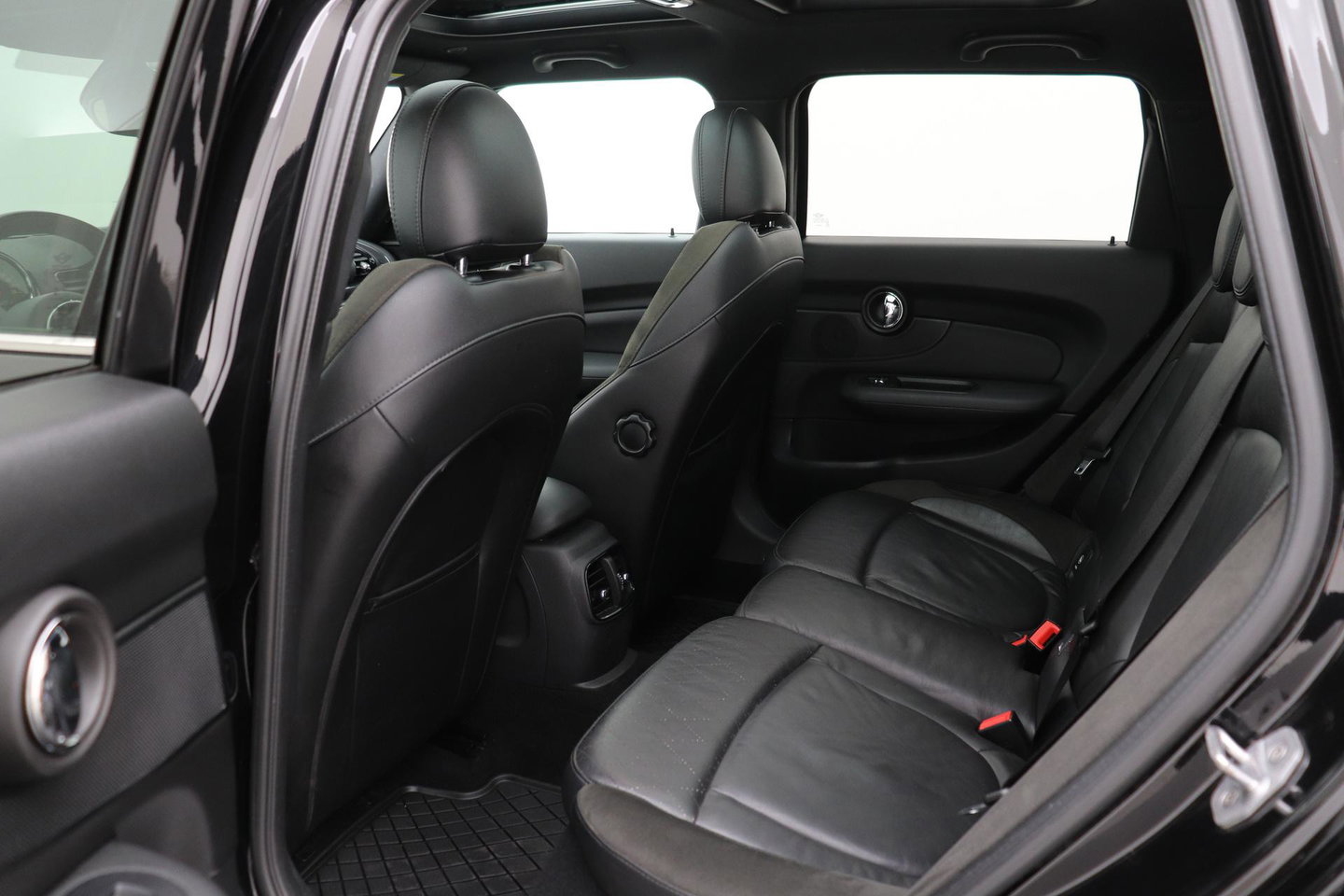 MINI Clubman 1.5 One D Chili Serious Business | Panoramadak | Automaat | Navigatie | Cruise Control | Airco | PDC | MINI Connected