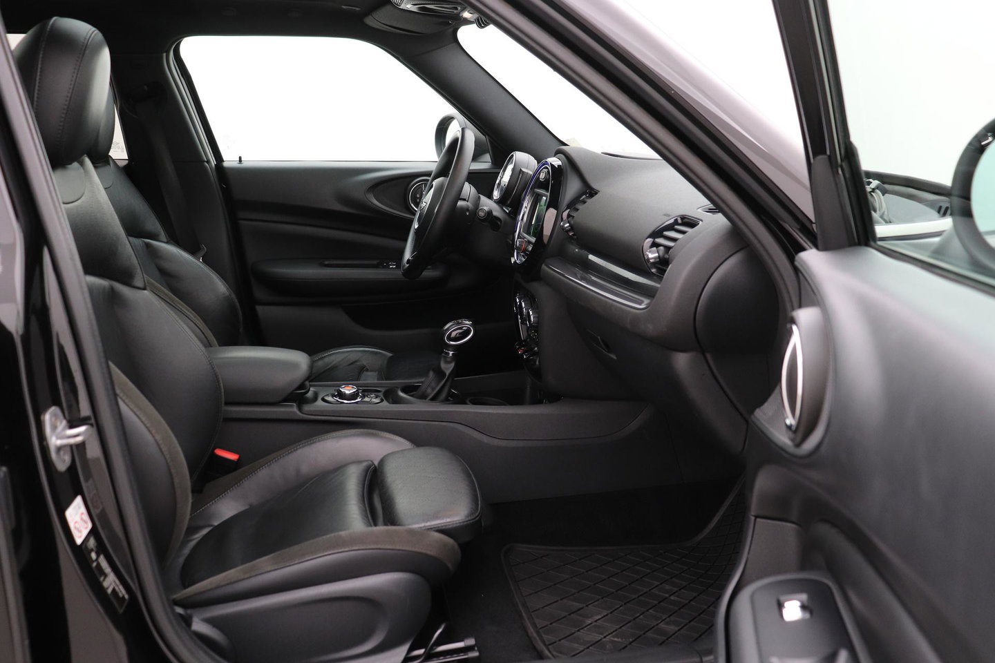 MINI Clubman 1.5 One D Chili Serious Business | Panoramadak | Automaat | Navigatie | Cruise Control | Airco | PDC | MINI Connected