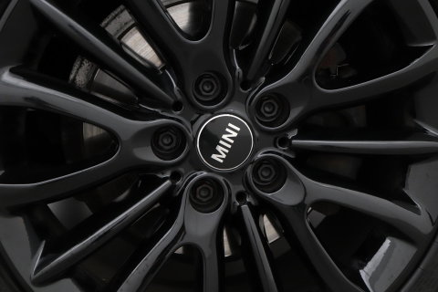 MINI Clubman 1.5 One D Chili Serious Business | Panoramadak | Automaat | Navigatie | Cruise Control | Airco | PDC | MINI Connected