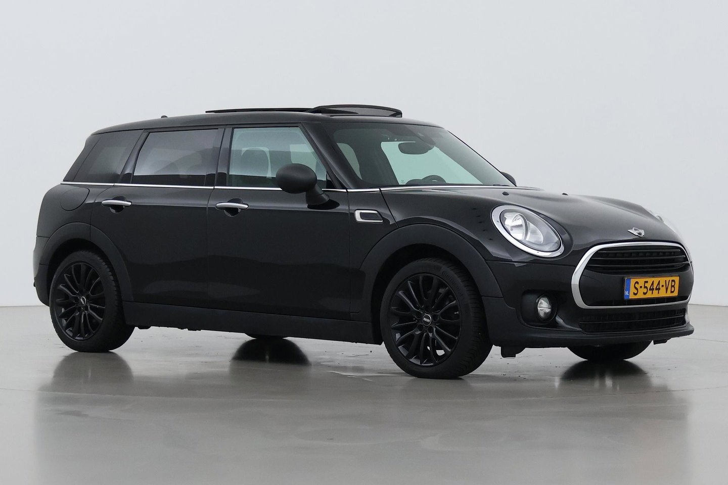 MINI Clubman 1.5 One D Chili Serious Business | Panoramadak | Automaat | Navigatie | Cruise Control | Airco | PDC | MINI Connected